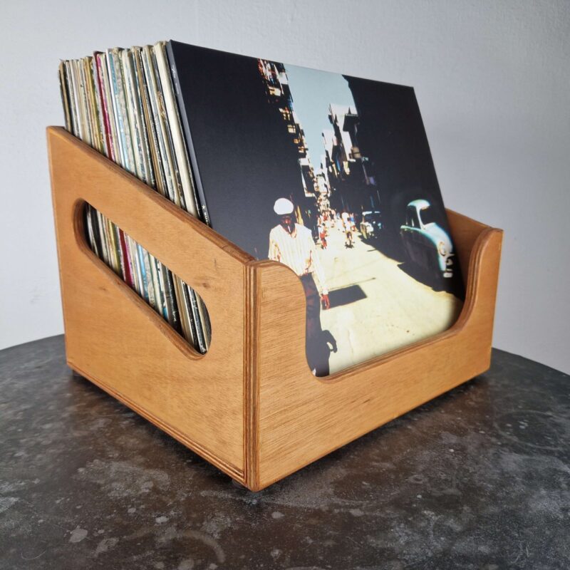 Vinyl platen bak van hout gevuld met LP's